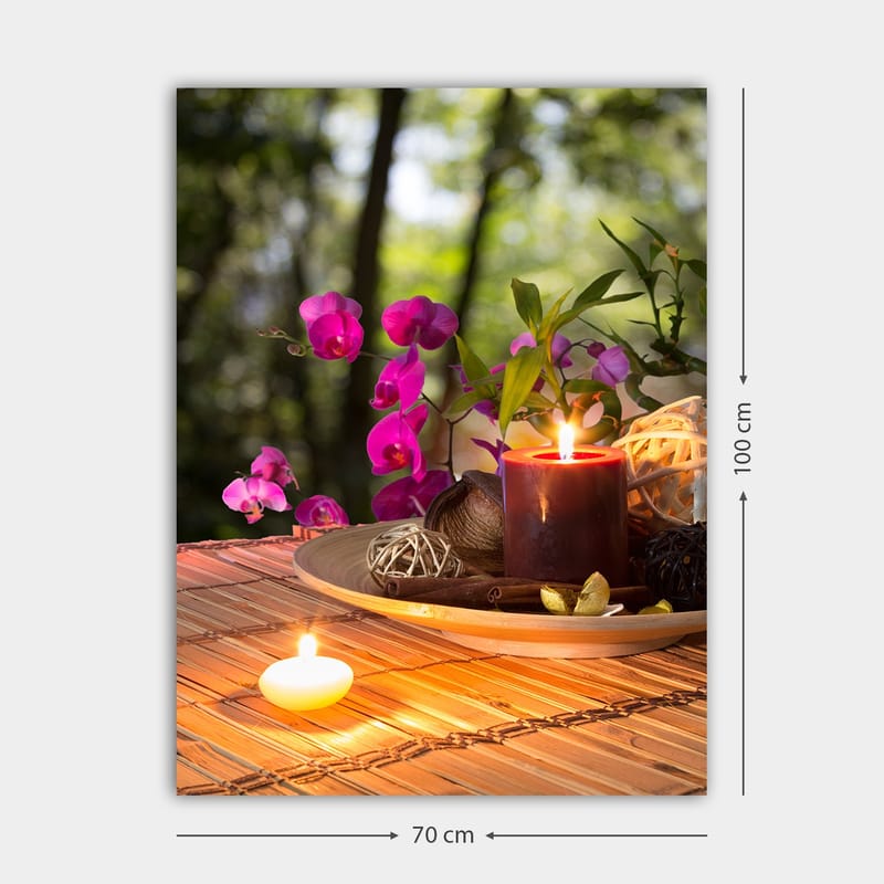 Canvas taulu 70x100 cm - Rauhallinen kukkien ja kynttilöiden kokoelma pöydällä luo harmonisen tunnelman - Violetti / Tummanpunainen / Vihreä - Sisustustuotteet - Taulu & taide - Canvas-taulu