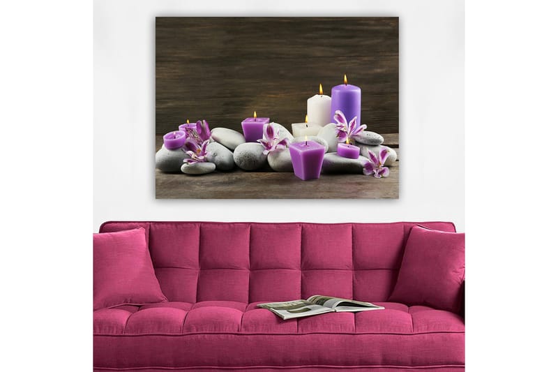 Canvas taulu 70x100 cm - Rauhallinen kynttilöiden ja kivien sommitelma, jossa on violetteja ja valkoisia kynttilöitä kukkien ympäröimänä - Violetti / Valkoinen / Harmaa - Sisustustuotteet - Taulu & taide - Canvas-taulu