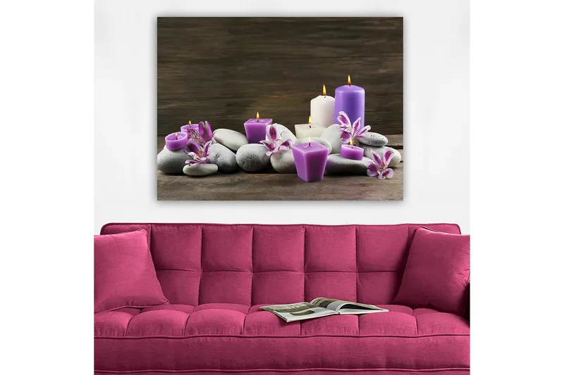 Canvas taulu 70x100 cm - Rauhallinen kynttilöiden ja kivien sommitelma, jossa on violetteja ja valkoisia kynttilöitä kukkien ympäröimänä - Violetti / Valkoinen / Harmaa - Sisustustuotteet - Taulu & taide - Canvas-taulu