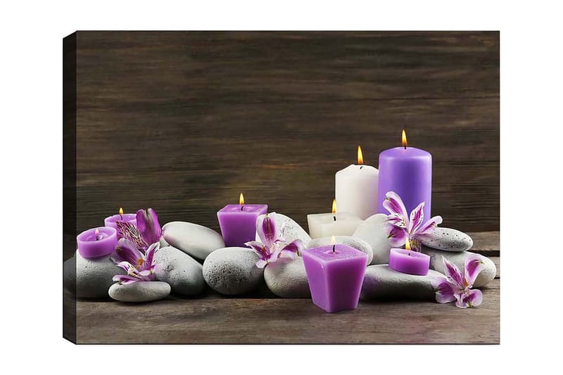 Canvas taulu 70x100 cm - Rauhallinen kynttilöiden ja kivien sommitelma, jossa on violetteja ja valkoisia kynttilöitä kukkien ympäröimänä, Violetti / Valkoinen / Harmaa