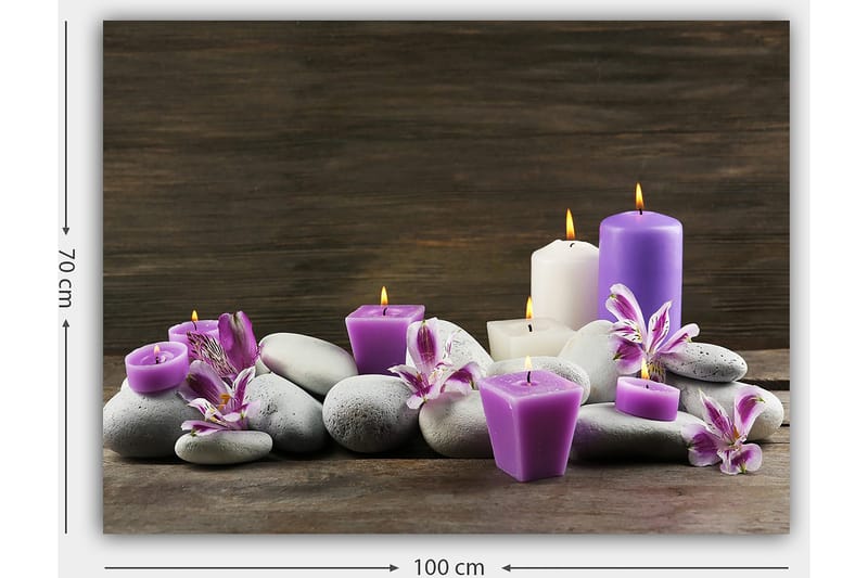 Canvas taulu 70x100 cm - Rauhallinen kynttilöiden ja kivien sommitelma, jossa on violetteja ja valkoisia kynttilöitä kukkien ympäröimänä - Violetti / Valkoinen / Harmaa - Sisustustuotteet - Taulu & taide - Canvas-taulu