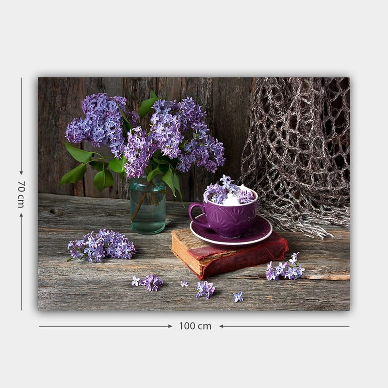 Canvas taulu 70x100 cm - Rauhallinen luontomaalaus, jossa violetteja syreenejä lasimaljakossa ja violetti kuppi vanhan kirjan päällä - Violetti / Vihreä / Ruskea - Sisustustuotteet - Taulu & taide - Canvas-taulu