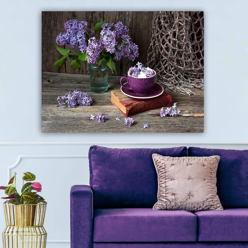 Canvas taulu 70x100 cm - Rauhallinen luontomaalaus, jossa violetteja syreenejä lasimaljakossa ja violetti kuppi vanhan kirjan päällä - Violetti / Vihreä / Ruskea - Sisustustuotteet - Taulu & taide - Canvas-taulu