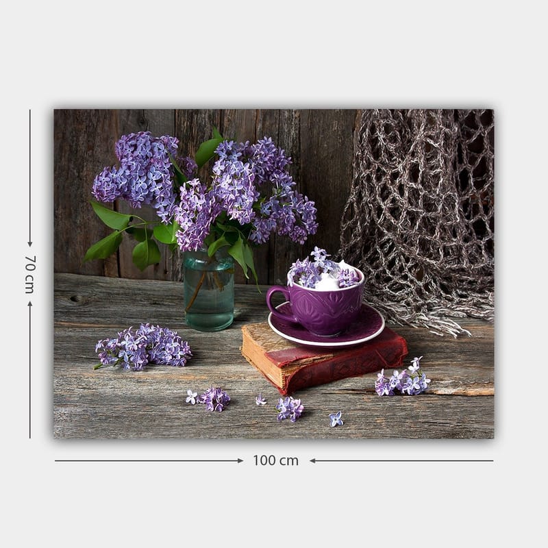 Canvas taulu 70x100 cm - Rauhallinen luontomaalaus, jossa violetteja syreenejä lasimaljakossa ja violetti kuppi vanhan kirjan päällä - Violetti / Vihreä / Ruskea - Sisustustuotteet - Taulu & taide - Canvas-taulu