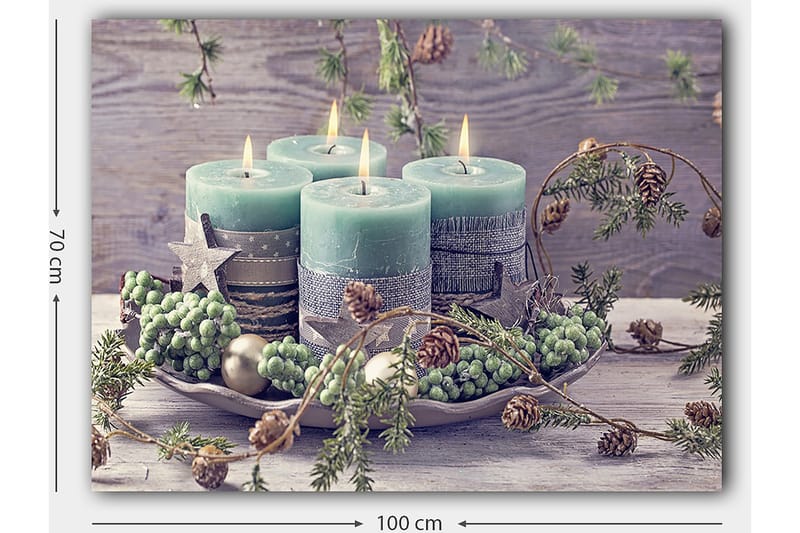 Canvas taulu 70x100 cm - Rauhallinen neljän kynttilän kokoelma vihreyden ja koristeiden ympäröimänä - Vihreä / Vaaleansininen / Ruskea - Sisustustuotteet - Taulu & taide - Canvas-taulu