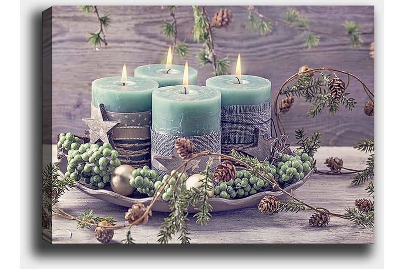 Canvas taulu 70x100 cm - Rauhallinen neljän kynttilän kokoelma vihreyden ja koristeiden ympäröimänä - Vihreä / Vaaleansininen / Ruskea - Sisustustuotteet - Taulu & taide - Canvas-taulu