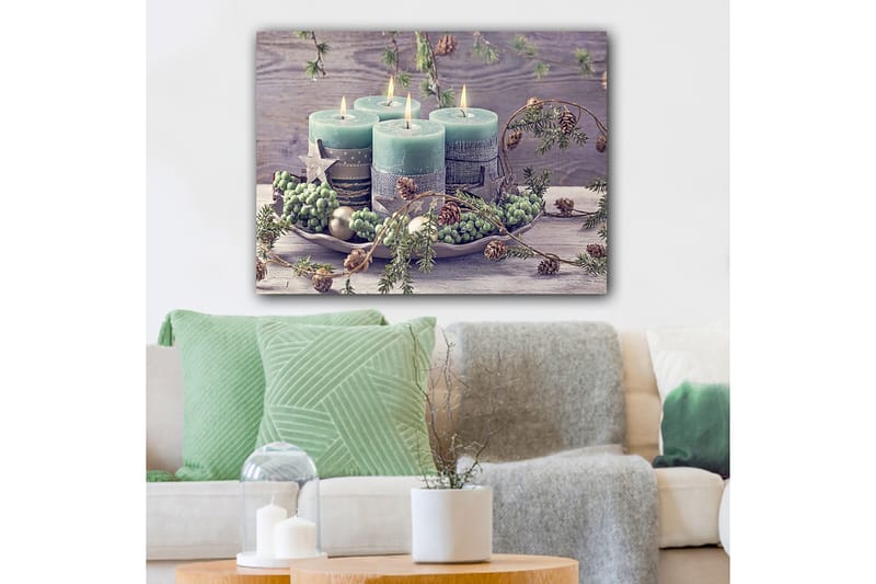 Canvas taulu 70x100 cm - Rauhallinen neljän kynttilän kokoelma vihreyden ja koristeiden ympäröimänä, Vihreä / Vaaleansininen / Ruskea