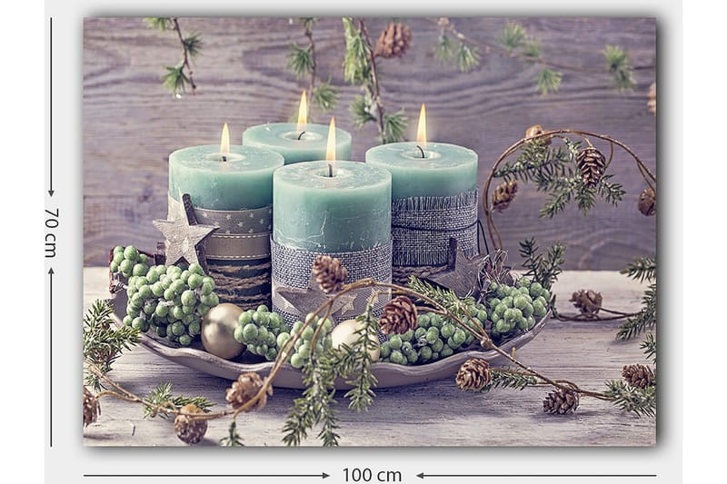 Canvas taulu 70x100 cm - Rauhallinen neljän kynttilän kokoelma vihreyden ja koristeiden ympäröimänä - Vihreä / Vaaleansininen / Ruskea - Sisustustuotteet - Taulu & taide - Canvas-taulu