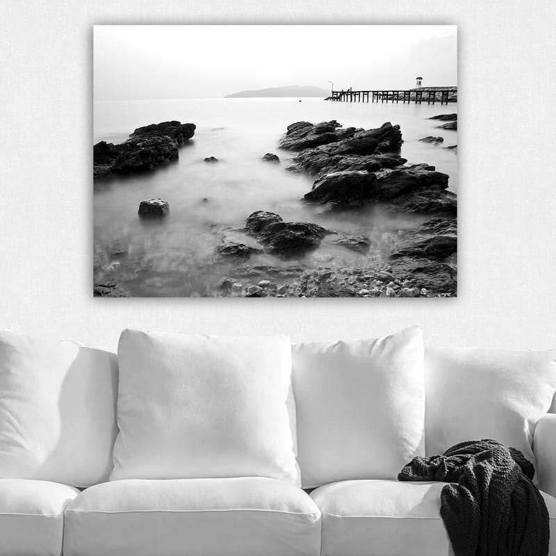 Canvas taulu 70x100 cm - Rauhallinen rannikkomaisema kallioilla ja laituri kaukaisuudessa - Musta / Valkoinen / Harmaa - Sisustustuotteet - Taulu & taide - Canvas-taulu
