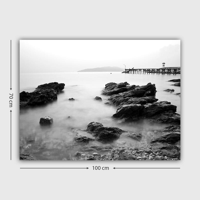 Canvas taulu 70x100 cm - Rauhallinen rannikkomaisema kallioilla ja laituri kaukaisuudessa - Musta / Valkoinen / Harmaa - Sisustustuotteet - Taulu & taide - Canvas-taulu