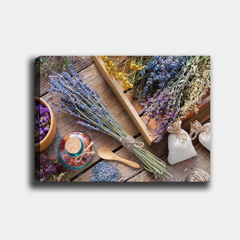 Canvas taulu 70x100 cm - Rauhallinen sommitelma erivärisiä kuivattuja kukkia ja yrttejä puupöydällä, Sininen / Keltainen / Violetti
