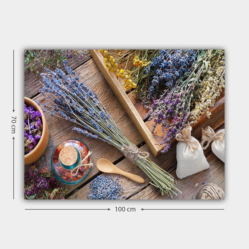 Canvas taulu 70x100 cm - Rauhallinen sommitelma erivärisiä kuivattuja kukkia ja yrttejä puupöydällä - Sininen / Keltainen / Violetti - Sisustustuotteet - Taulu & taide - Canvas-taulu