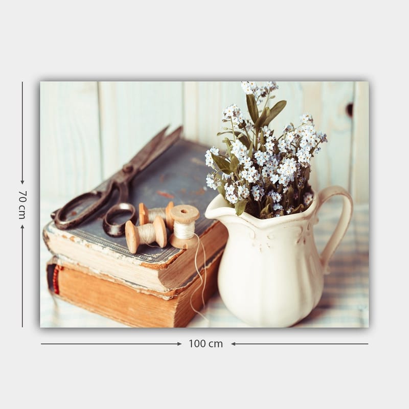 Canvas taulu 70x100 cm - Rauhallinen sommitelma kannusta, kukista, kirjasta ja ompeluvälineistä - Vaaleansininen / Beige / Vihreä - Sisustustuotteet - Taulu & taide - Canvas-taulu