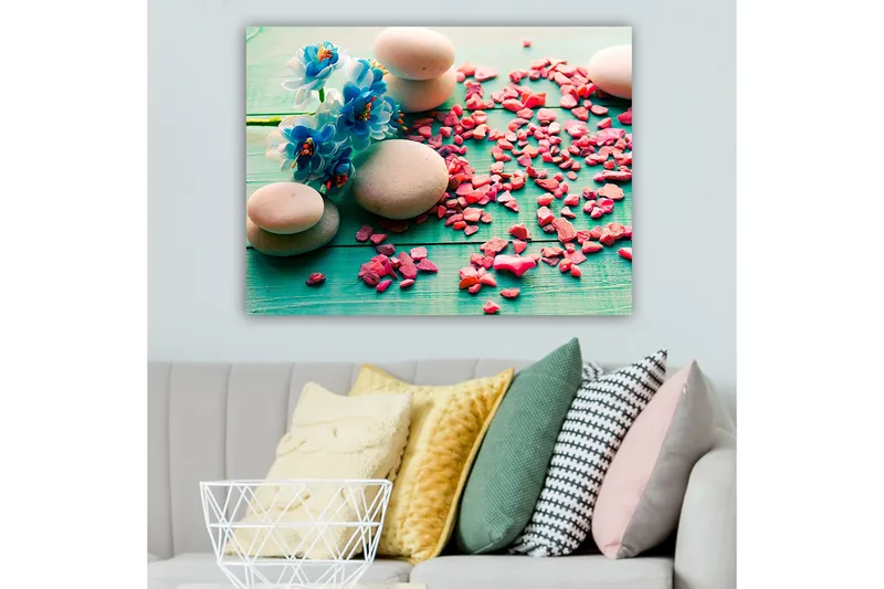 Canvas taulu 70x100 cm - Rauhallinen sommitelma kivillä ja sinisillä kukilla vihreällä taustalla, Sininen / Vaaleanpunainen / Vihreä