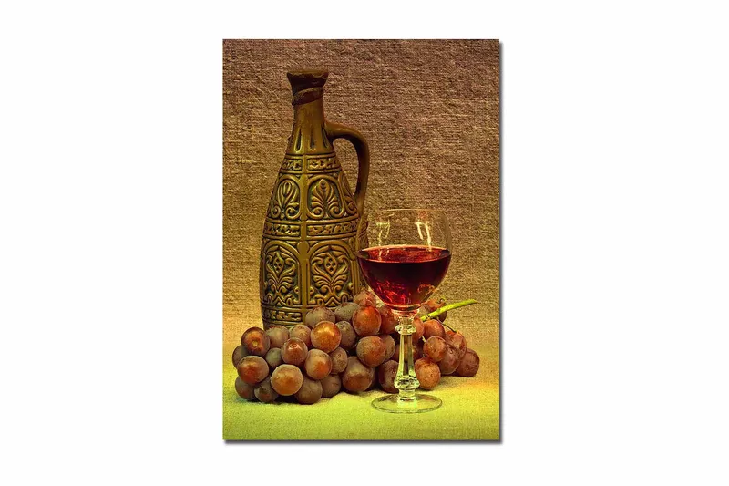 Canvas taulu 70x100 cm - Rauhallinen sommitelma koristeellisella kannulla, lasillisella viiniä ja viinirypäleillä, Ruskea / Burgundi / Harmaa