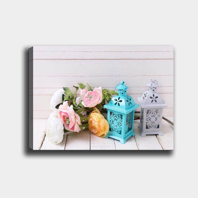 Canvas taulu 70x100 cm - Rauhallinen sommitelma kukista ja lyhtyistä pastelliväreissä, Vaaleansininen / Vaaleanpunainen / Keltainen