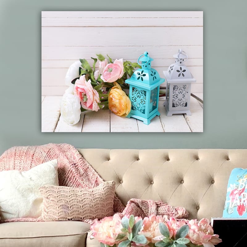 Canvas taulu 70x100 cm - Rauhallinen sommitelma kukista ja lyhtyistä pastelliväreissä - Vaaleansininen / Vaaleanpunainen / Keltainen - Sisustustuotteet - Taulu & taide - Canvas-taulu