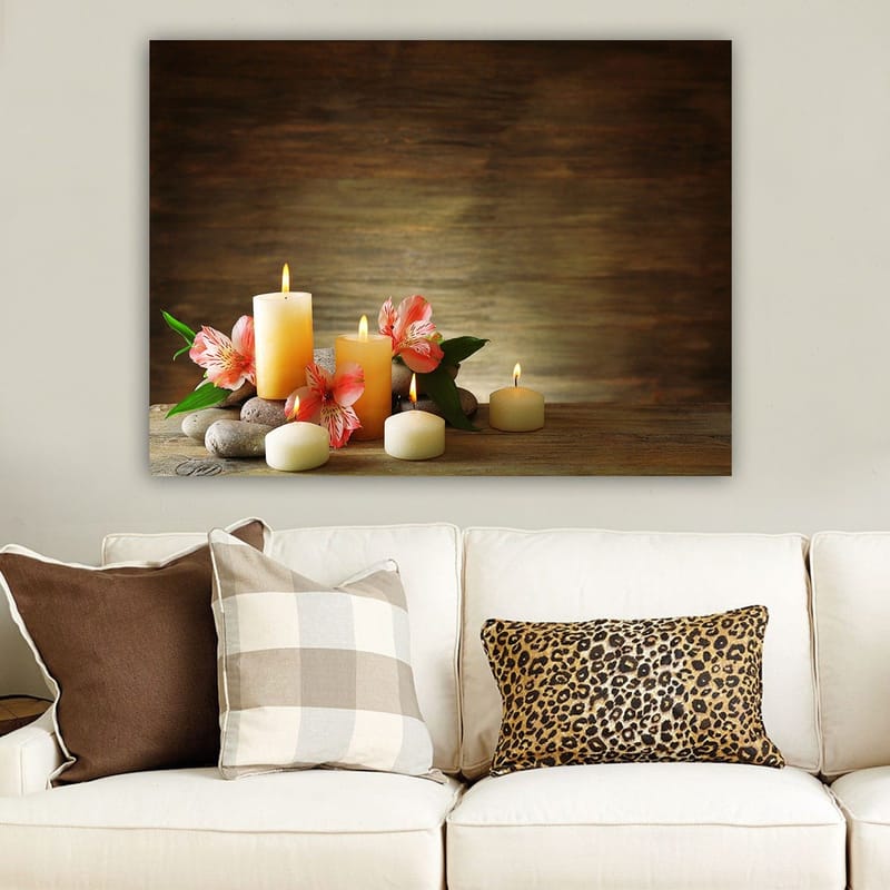 Canvas taulu 70x100 cm - Rauhallinen sommitelma loistavista valoista ja vaaleanpunaisista kukista kivillä - Vaaleankeltainen / Vaaleanpunainen / Vihreä - Sisustustuotteet - Taulu & taide - Canvas-taulu