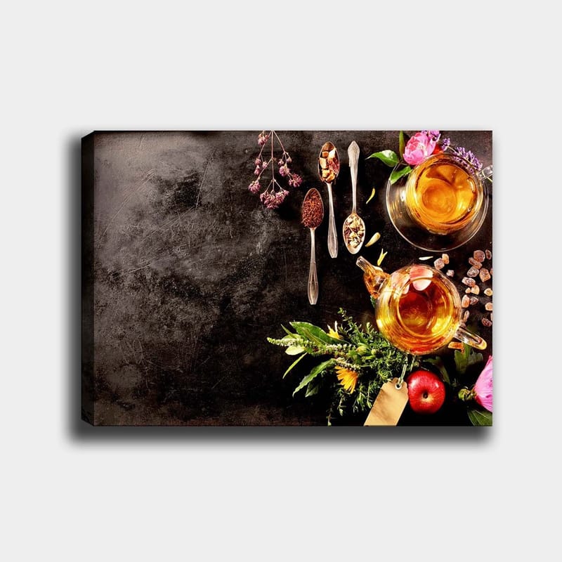 Canvas taulu 70x100 cm - Rauhallinen sommitelma teestä, mausteista ja kukista, jotka luovat kutsuvan tunnelman, Kulta / Vihreä / Vaaleanpunainen
