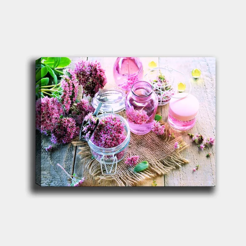 Canvas taulu 70x100 cm - Rauhallinen sommitelma vaaleanpunaisilla kukilla ja lasiastioilla, jotka luovat harmonisen tunnelman, Vaaleanpunainen / Vihreä / Kirkas