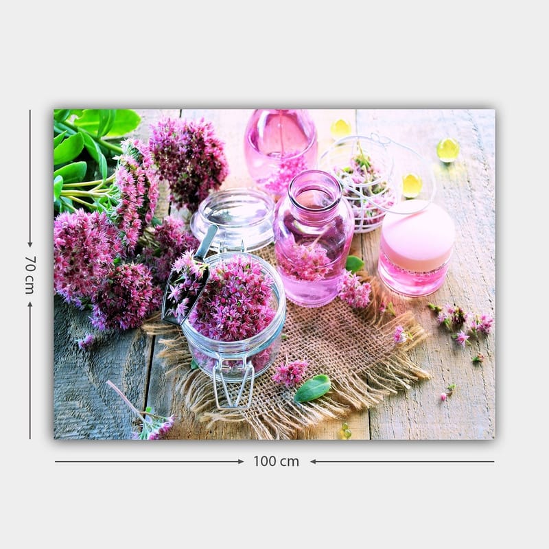 Canvas taulu 70x100 cm - Rauhallinen sommitelma vaaleanpunaisilla kukilla ja lasiastioilla, jotka luovat harmonisen tunnelman - Vaaleanpunainen / Vihreä / Kirkas - Sisustustuotteet - Taulu & taide - Canvas-taulu