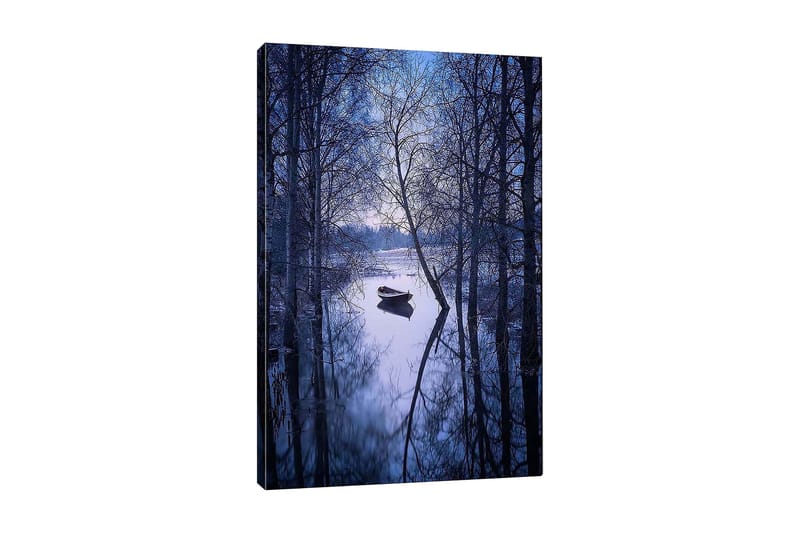 Canvas taulu 70x100 cm - Rauhallinen vene ankkuroituna peilimäiseen järveen talvisten puiden ympäröimänä, Tummansininen / Vaaleansininen