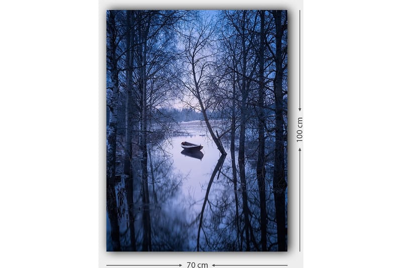 Canvas taulu 70x100 cm - Rauhallinen vene ankkuroituna peilimäiseen järveen talvisten puiden ympäröimänä - Tummansininen / Vaaleansininen - Sisustustuotteet - Taulu & taide - Canvas-taulu