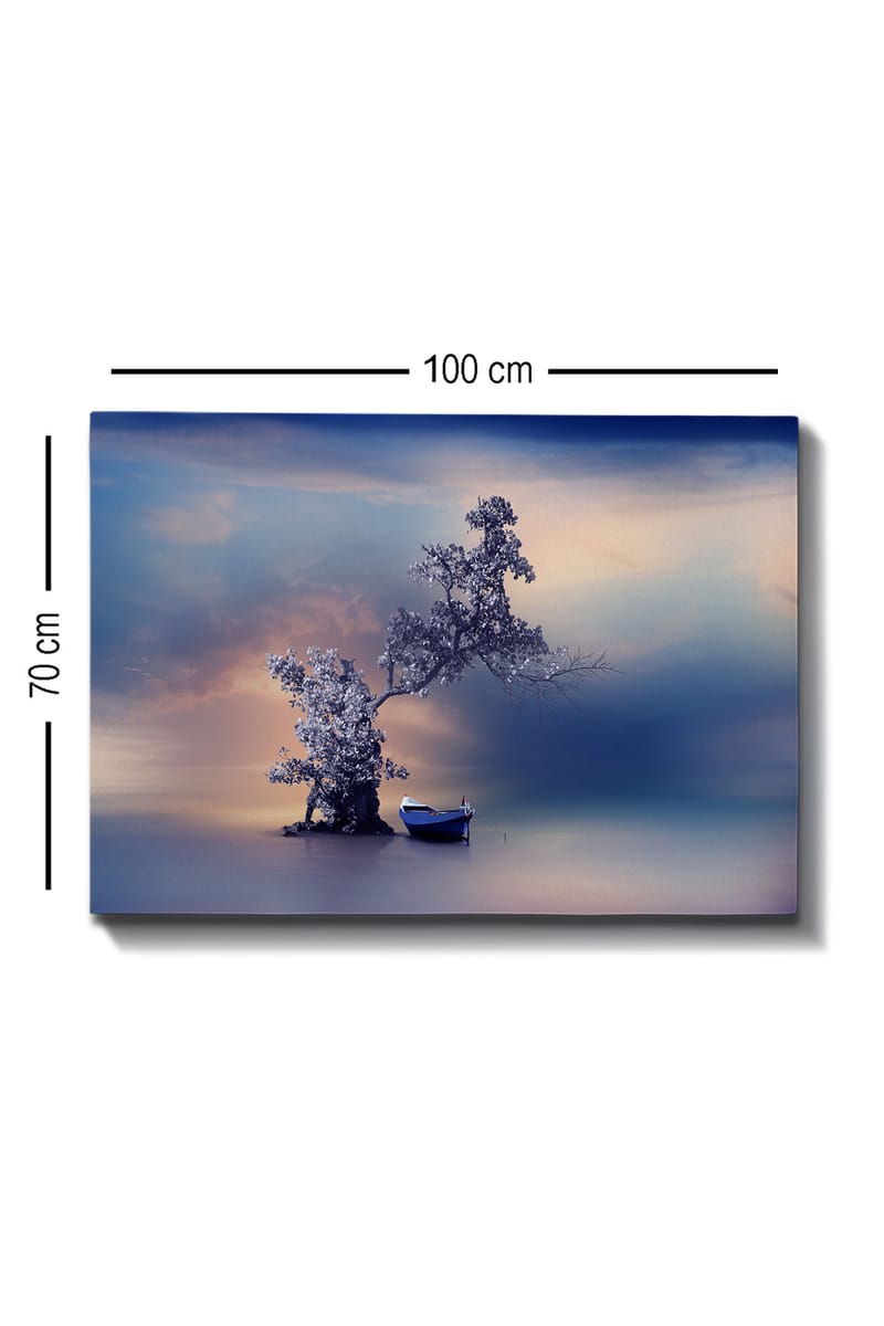 Canvas taulu 70x100 cm - Rauhallinen vene taianomaisella, sumuisella rannalla, puu kurottelee veden yllä - Sininen / Harmaa / Valkoinen - Sisustustuotteet - Taulu & taide - Canvas-taulu