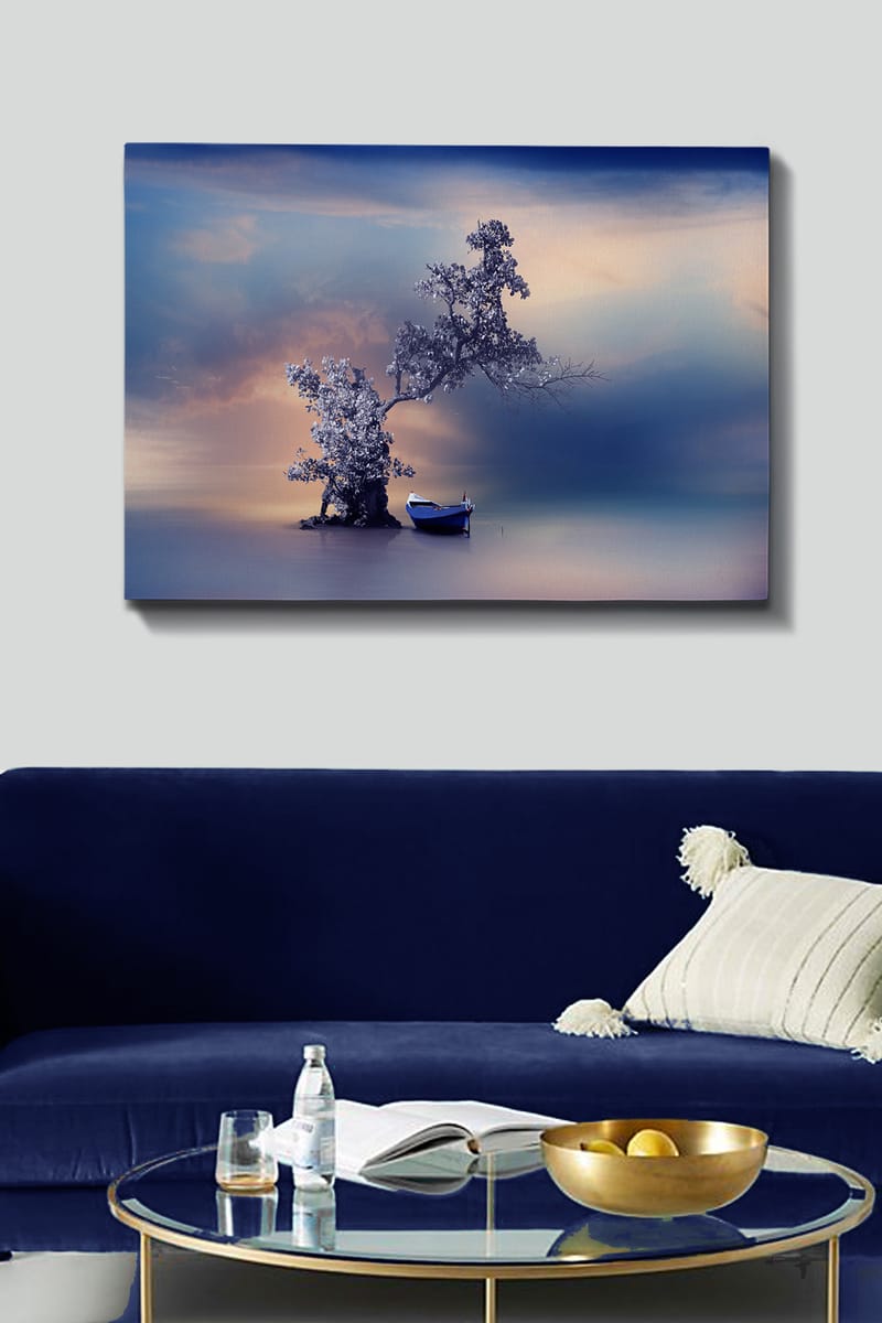 Canvas taulu 70x100 cm - Rauhallinen vene taianomaisella, sumuisella rannalla, puu kurottelee veden yllä - Sininen / Harmaa / Valkoinen - Sisustustuotteet - Taulu & taide - Canvas-taulu