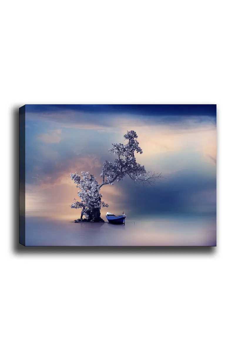 Canvas taulu 70x100 cm - Rauhallinen vene taianomaisella, sumuisella rannalla, puu kurottelee veden yllä, Sininen / Harmaa / Valkoinen