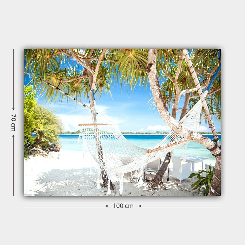 Canvas taulu 70x100 cm - Rentouttava riippumatto palmujen välissä rannalla, jossa on turkoosi vesi ja kirkas sininen taivas - Valkoinen / Sininen / Vihreä - Sisustustuotteet - Taulu & taide - Canvas-taulu