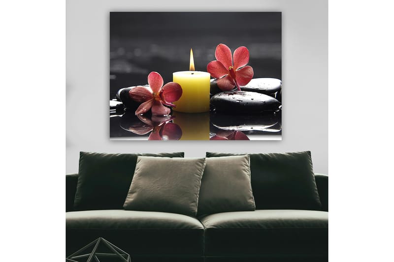 Canvas taulu 70x100 cm - Rentouttava sommitelma, jossa on palava kynttilälyhty, mustia kiviä ja vaaleanpunaisia kukkia, Keltainen / Vaaleanpunainen / Musta
