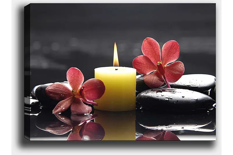 Canvas taulu 70x100 cm - Rentouttava sommitelma, jossa on palava kynttilälyhty, mustia kiviä ja vaaleanpunaisia kukkia - Keltainen / Vaaleanpunainen / Musta - Sisustustuotteet - Taulu & taide - Canvas-taulu