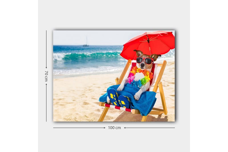 Canvas taulu 70x100 cm - Rentoutunut koira nauttii auringosta rantatuolissa aurinkovarjon alla - Punainen / Sininen / Keltainen - Sisustustuotteet - Taulu & taide - Canvas-taulu