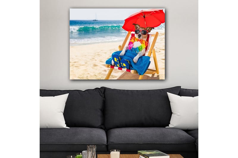 Canvas taulu 70x100 cm - Rentoutunut koira nauttii auringosta rantatuolissa aurinkovarjon alla - Punainen / Sininen / Keltainen - Sisustustuotteet - Taulu & taide - Canvas-taulu