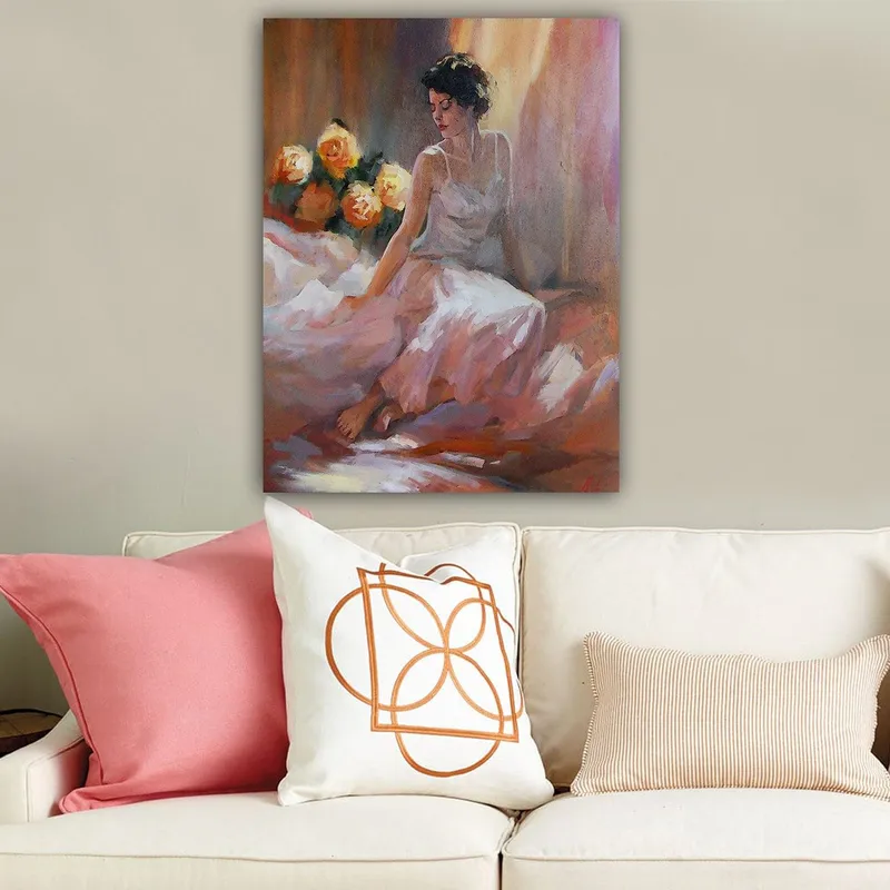 Canvas taulu 70x100 cm - Rentoutunut nainen valkoisessa mekossa ruusujen taustalla - Valkoinen / Vaaleanpunainen / Oranssi - Sisustustuotteet - Taulu & taide - Canvas-taulu