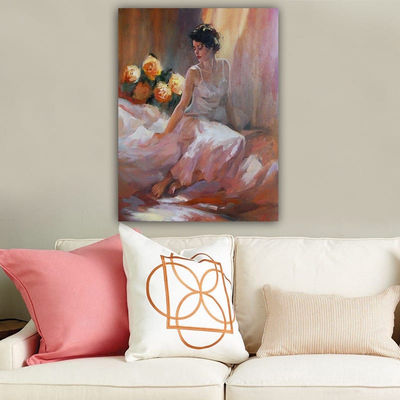 Canvas taulu 70x100 cm - Rentoutunut nainen valkoisessa mekossa ruusujen taustalla - Valkoinen / Vaaleanpunainen / Oranssi - Sisustustuotteet - Taulu & taide - Canvas-taulu