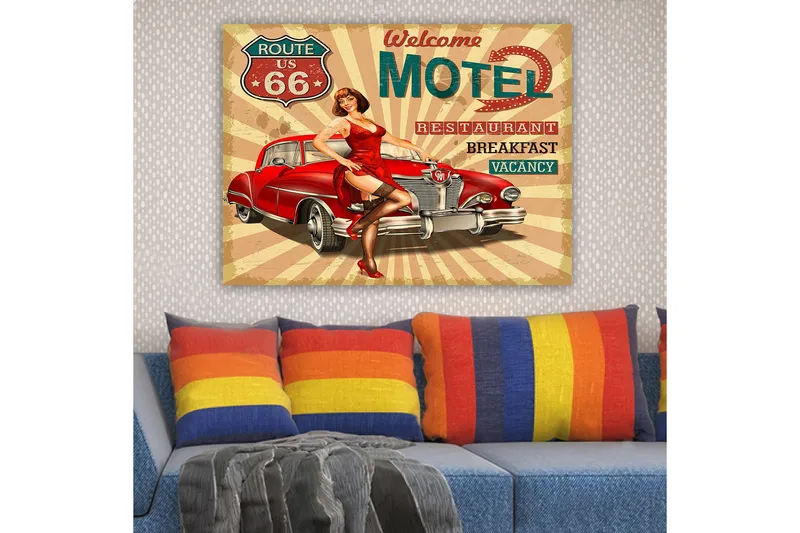 Canvas taulu 70x100 cm - Retrohenkinen juliste, jossa punainen mekkoinen nainen poseeraa klassisen punaisen auton vieressä - Punainen / Musta / Beige - Sisustustuotteet - Taulu & taide - Canvas-taulu