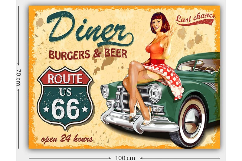 Canvas taulu 70x100 cm - Retrohenkinen maalaus, jossa punainen, valkopilkullinen mekkoinen nainen istuu vintage-auton päällä ruokalassa. - Punainen / Vihreä / Beige - Sisustustuotteet - Taulu & taide - Canvas-taulu