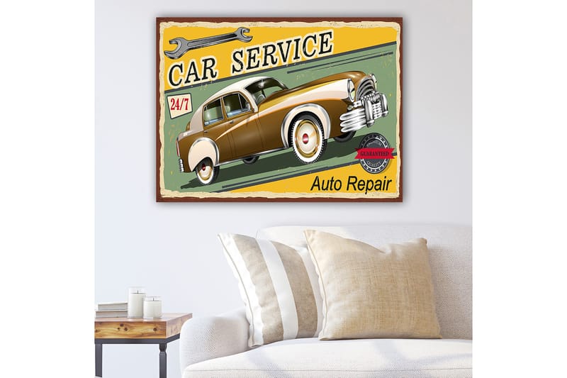 Canvas taulu 70x100 cm - Retrotyylinen vintage-auto liikkeessä, tekstin ja työkalusymbolien ympär öimänä, Ruskea / Keltainen / Vihreä
