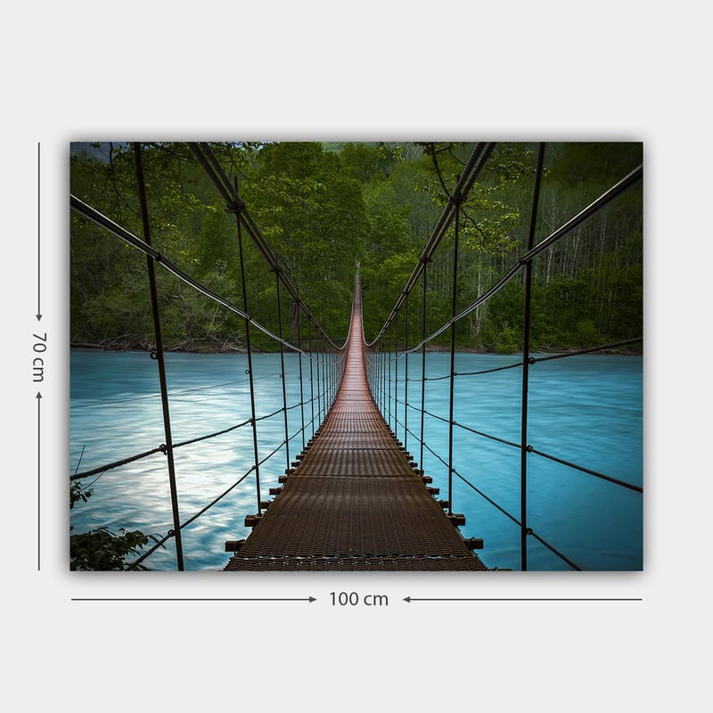 Canvas taulu 70x100 cm - Riippusilta, joka ylittää tyynen, sinisen joen rehevien puiden ympäröimänä - Tummanruskea / Turkoosi / Vihreä - Sisustustuotteet - Taulu & taide - Canvas-taulu