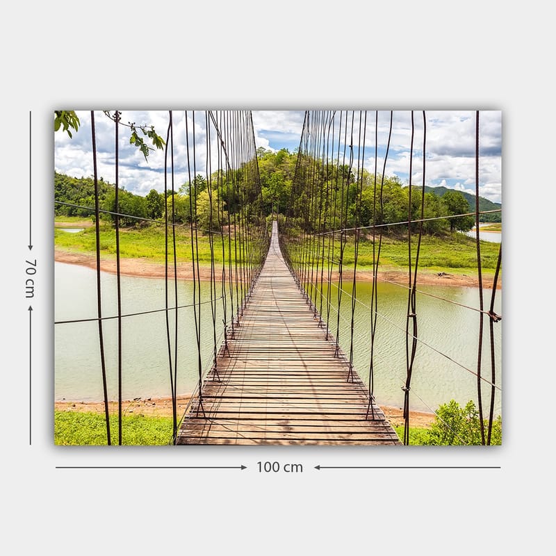 Canvas taulu 70x100 cm - Riippusilta tyynen järven yli, rehevän vehreyden ympäröimänä - Vihreä / Ruskea / Sininen - Sisustustuotteet - Taulu & taide - Canvas-taulu