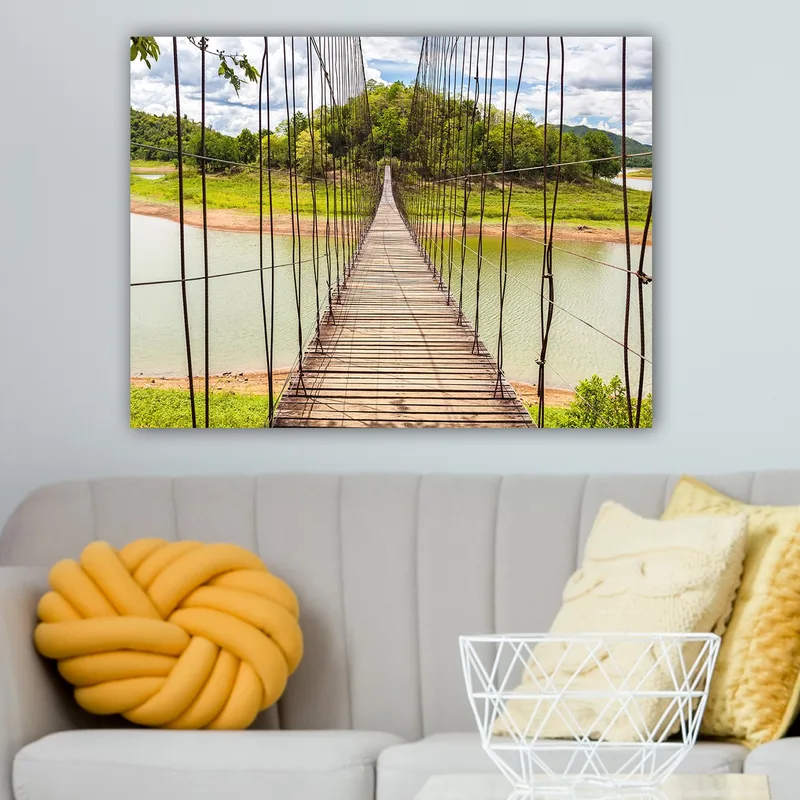Canvas taulu 70x100 cm - Riippusilta tyynen järven yli, rehevän vehreyden ympäröimänä - Vihreä / Ruskea / Sininen - Sisustustuotteet - Taulu & taide - Canvas-taulu