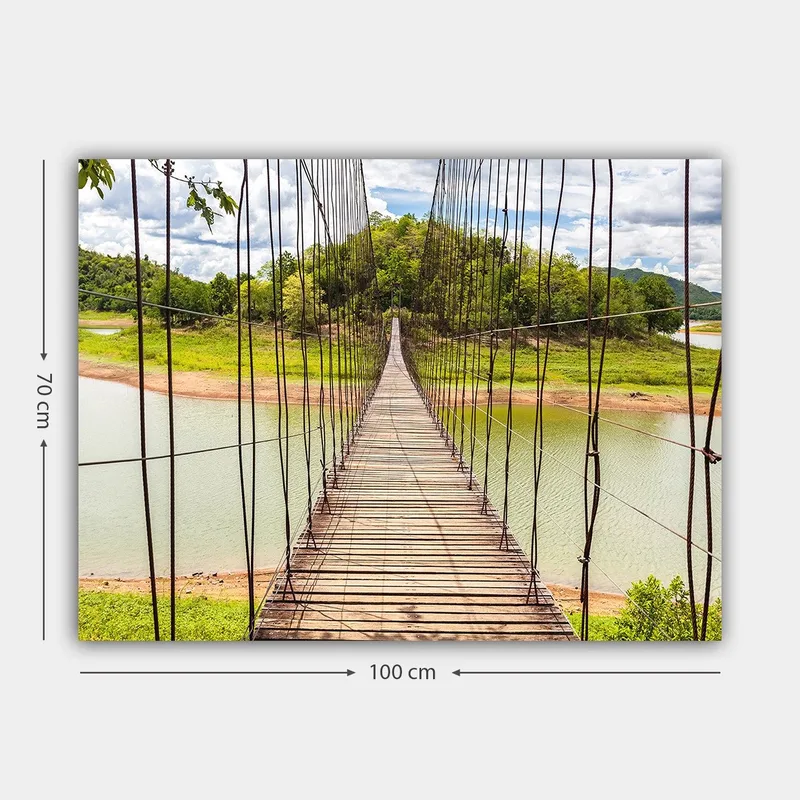 Canvas taulu 70x100 cm - Riippusilta tyynen järven yli, rehevän vehreyden ympäröimänä - Vihreä / Ruskea / Sininen - Sisustustuotteet - Taulu & taide - Canvas-taulu