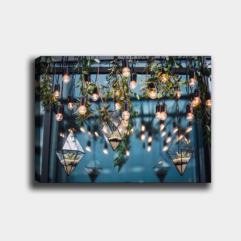 Canvas taulu 70x100 cm - Riippuvat lamput ja geometriset ruukut modernissa sisustuksessa - Vihreä / Musta / Kulta - Sisustustuotteet - Taulu & taide - Canvas-taulu