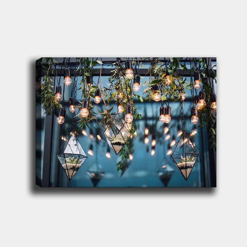 Canvas taulu 70x100 cm - Riippuvat lamput ja geometriset ruukut modernissa sisustuksessa - Vihreä / Musta / Kulta - Sisustustuotteet - Taulu & taide - Canvas-taulu