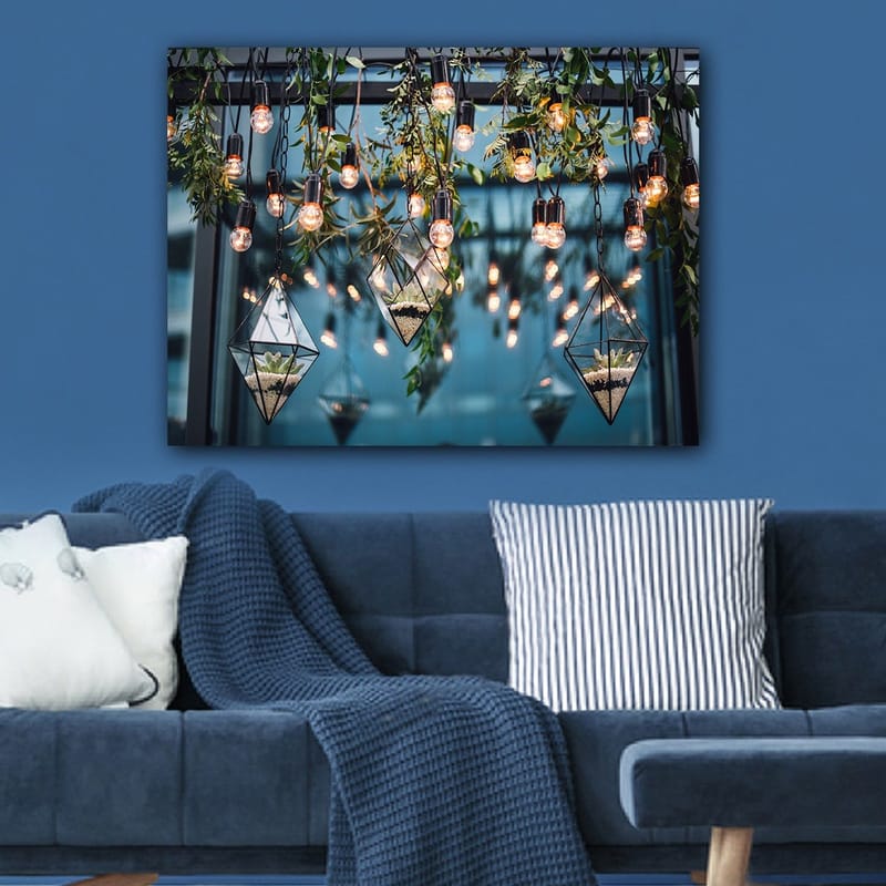 Canvas taulu 70x100 cm - Riippuvat lamput ja geometriset ruukut modernissa sisustuksessa, Vihreä / Musta / Kulta