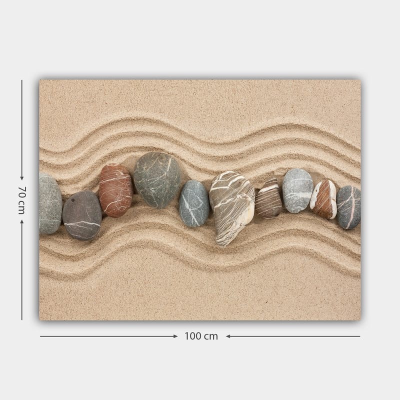 Canvas taulu 70x100 cm - Rivi sileitä kiviä hiekkapinnalla aaltoilevilla kuvioilla - Hiekanbeige / Harmaa / Punaruskea - Sisustustuotteet - Taulu & taide - Canvas-taulu