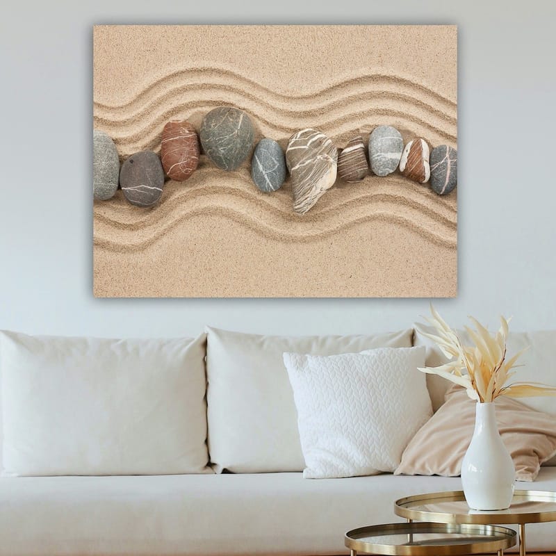 Canvas taulu 70x100 cm - Rivi sileitä kiviä hiekkapinnalla aaltoilevilla kuvioilla - Hiekanbeige / Harmaa / Punaruskea - Sisustustuotteet - Taulu & taide - Canvas-taulu