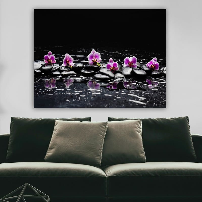 Canvas taulu 70x100 cm - Rivi violetteja orkideoita mustilla kivillä heijastuen vedessä - Violetti / Musta - Sisustustuotteet - Taulu & taide - Canvas-taulu